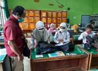 Bantuan Seragam Sekolah untuk SDN 002 Ukui